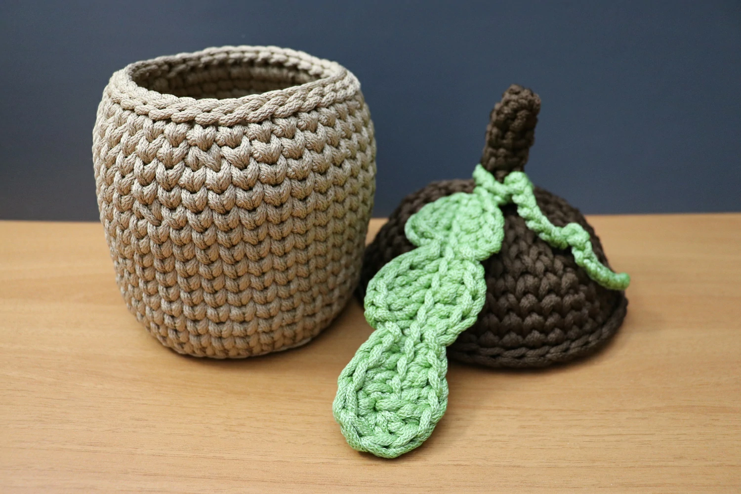 crochet-acorn-shaped-basket2