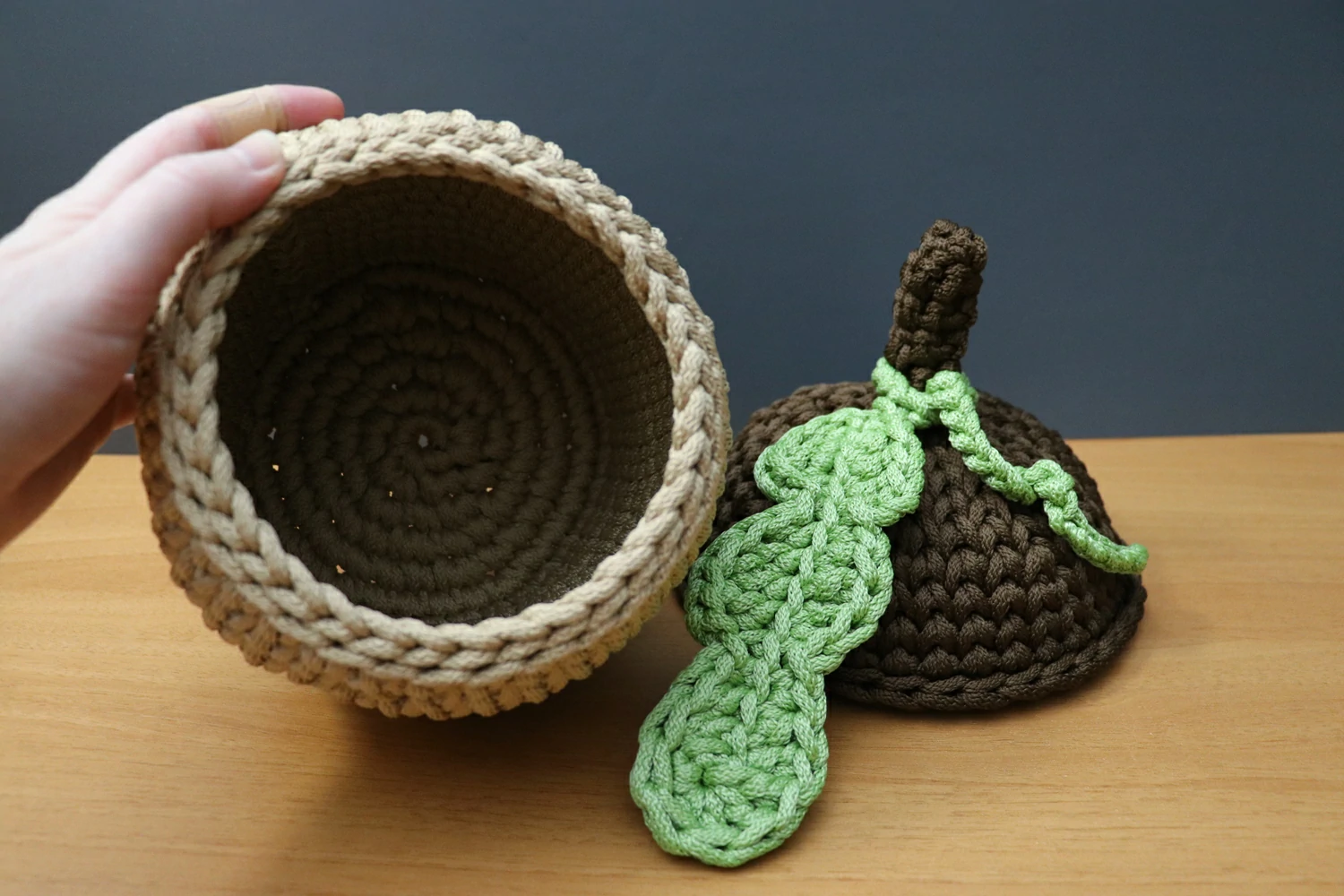 crochet-acorn-shaped-basket3
